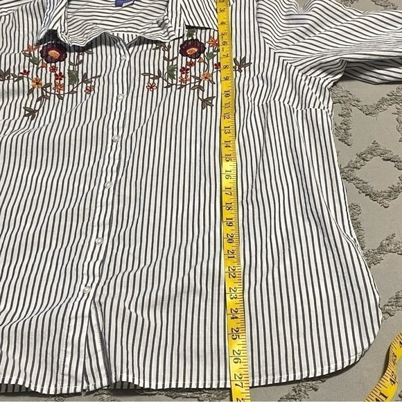 Laura Scott embroidered button down top size 2X - Picture 4 of 9